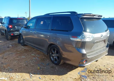 2016 Toyota Sienna Se 8 Passenger z USA, uszkodzony, nr VIN 5TDXK3DC0GS721263